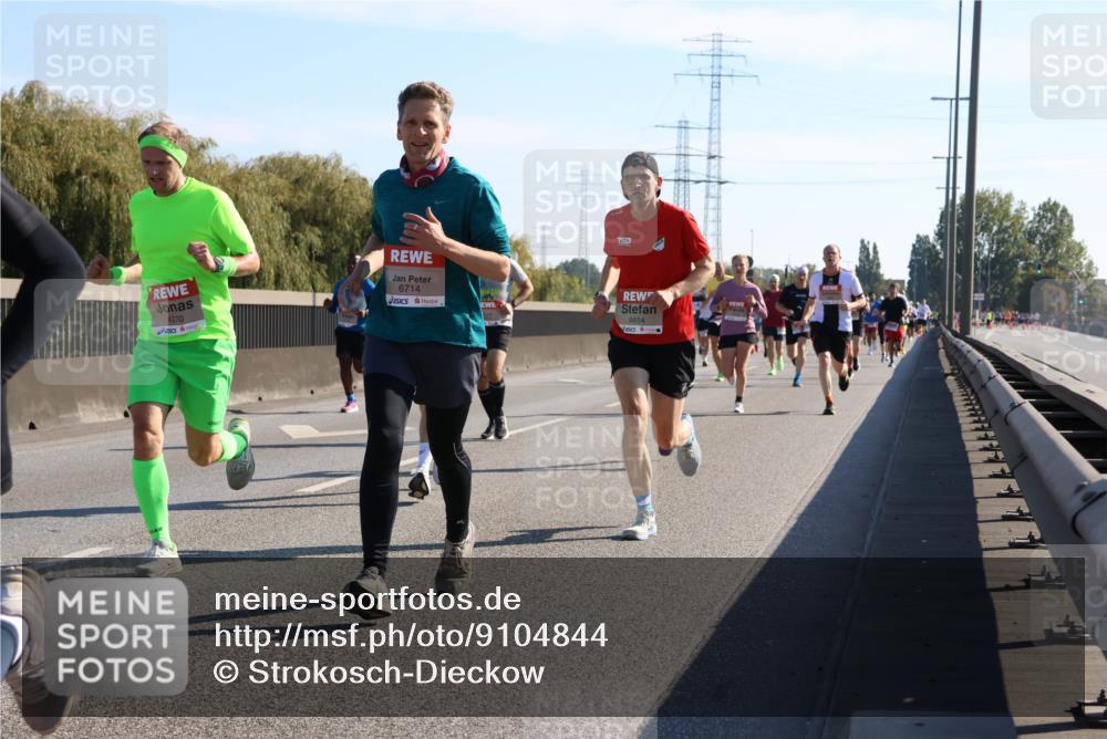 03.10.2025 - Köhlbrandbrückenlauf Strokosch-Dieckow http://msf.ph/oto/9104844 03.10.2025 12:13:47 Position 3 4270, 6714, 6654 meine-sportfotos.de