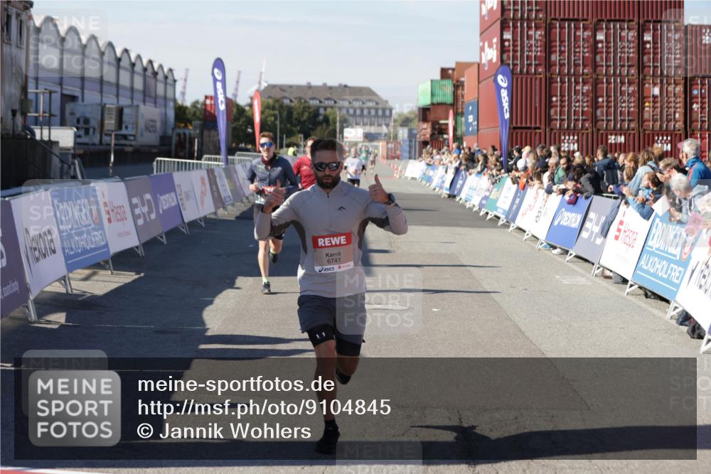 03.10.2025 - Köhlbrandbrückenlauf Jannik Wohlers http://msf.ph/oto/9104845 03.10.2025 12:58:25 Ziel 4083, 4099, 5775, 6152, 6617, 6717, 6732, 6741 meine-sportfotos.de