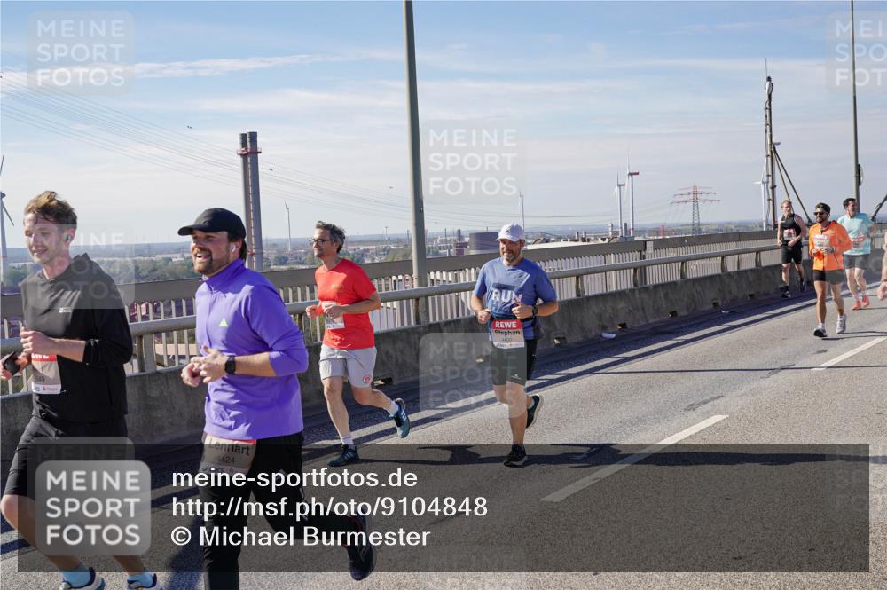03.10.2025 - Köhlbrandbrückenlauf Michael Burmester http://msf.ph/oto/9104848 03.10.2025 12:48:52 Position 2 4424 meine-sportfotos.de