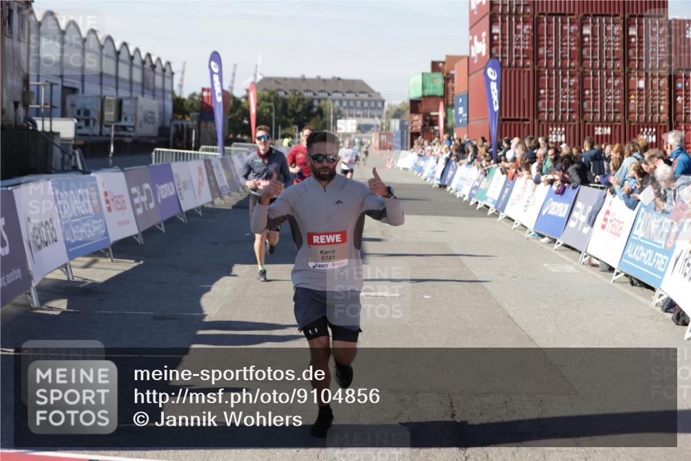 03.10.2025 - Köhlbrandbrückenlauf Jannik Wohlers http://msf.ph/oto/9104856 03.10.2025 12:58:25 Ziel 4083, 4099, 5775, 6152, 6617, 6717, 6732, 6741 meine-sportfotos.de