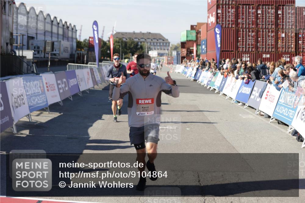 03.10.2025 - Köhlbrandbrückenlauf Jannik Wohlers http://msf.ph/oto/9104864 03.10.2025 12:58:25 Ziel 4083, 4099, 5775, 6152, 6617, 6717, 6732, 6741 meine-sportfotos.de
