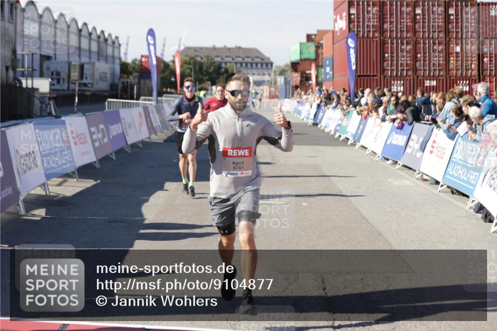 03.10.2025 - Köhlbrandbrückenlauf Jannik Wohlers http://msf.ph/oto/9104877 03.10.2025 12:58:25 Ziel 4083, 4099, 5775, 6152, 6617, 6717, 6732, 6741 meine-sportfotos.de