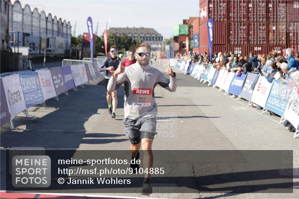 03.10.2025 - Köhlbrandbrückenlauf Jannik Wohlers http://msf.ph/oto/9104885 03.10.2025 12:58:25 Ziel 4083, 4099, 5775, 6152, 6617, 6717, 6732, 6741 meine-sportfotos.de