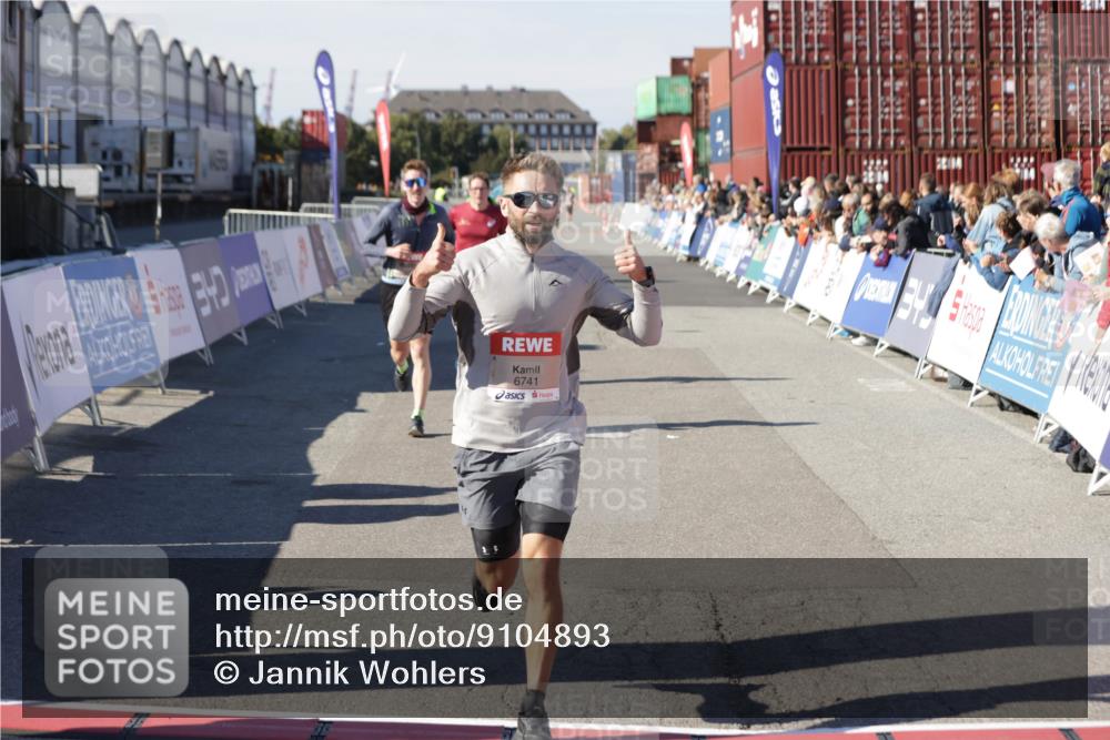 03.10.2025 - Köhlbrandbrückenlauf Jannik Wohlers http://msf.ph/oto/9104893 03.10.2025 12:58:25 Ziel 4083, 4099, 5775, 6152, 6617, 6717, 6732, 6741 meine-sportfotos.de
