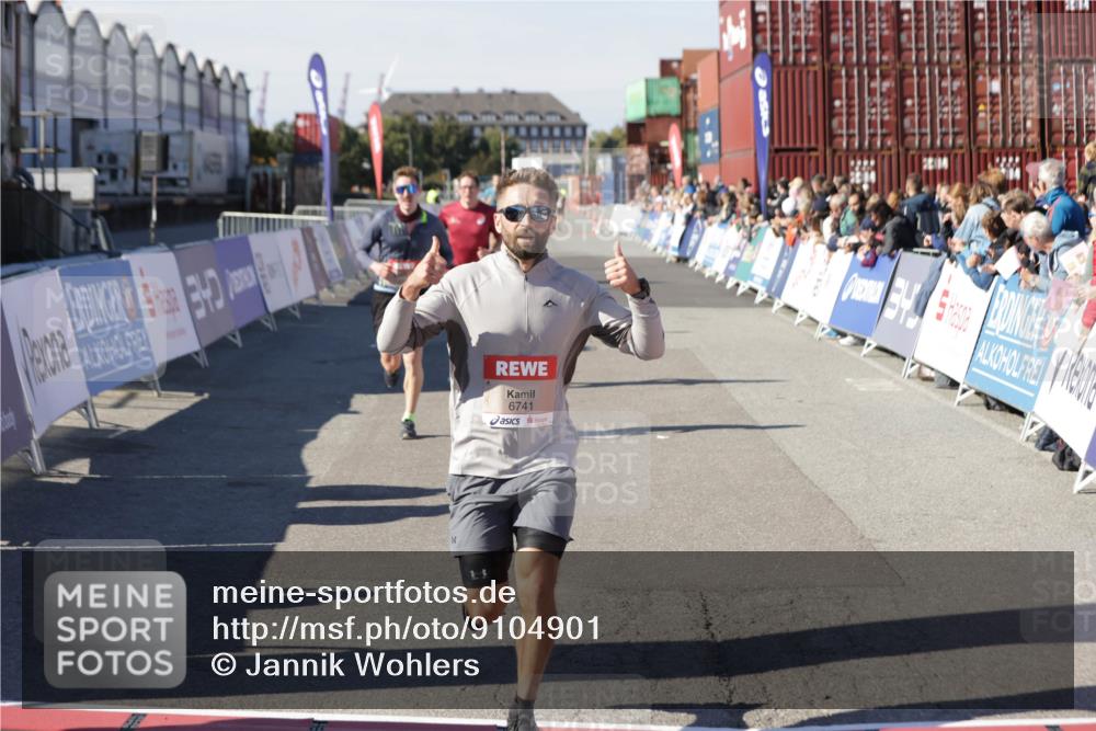 03.10.2025 - Köhlbrandbrückenlauf Jannik Wohlers http://msf.ph/oto/9104901 03.10.2025 12:58:25 Ziel 4083, 4099, 5775, 6152, 6617, 6717, 6732, 6741 meine-sportfotos.de