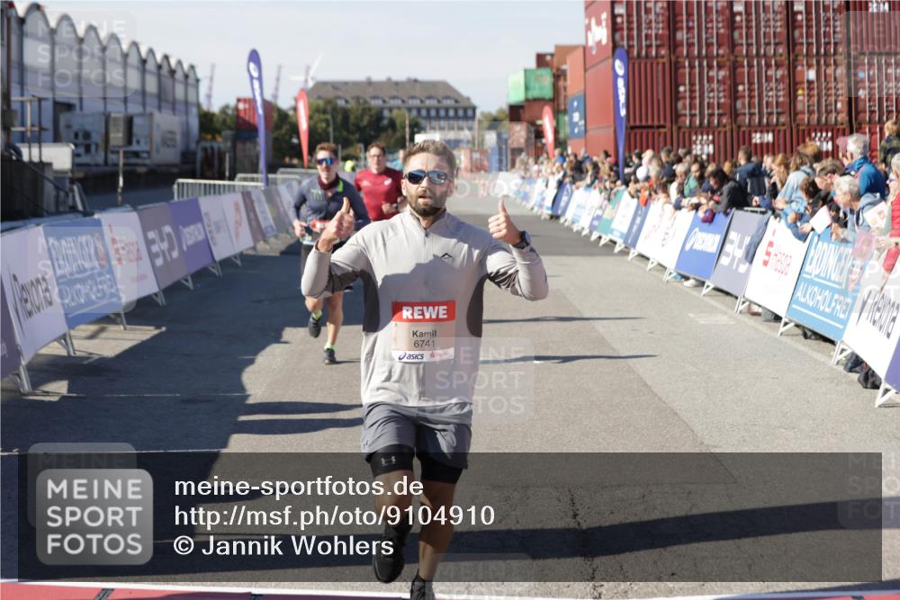 03.10.2025 - Köhlbrandbrückenlauf Jannik Wohlers http://msf.ph/oto/9104910 03.10.2025 12:58:26 Ziel 4083, 4099, 5706, 5775, 6152, 6617, 6717, 6732, 6741 meine-sportfotos.de