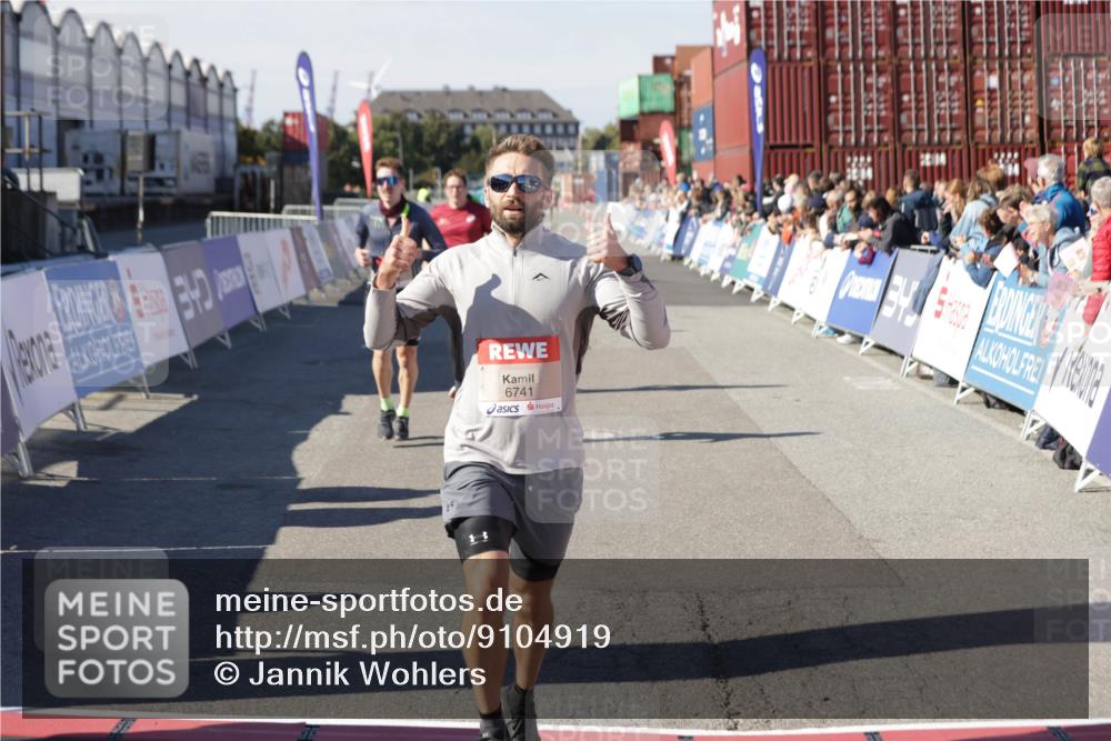 03.10.2025 - Köhlbrandbrückenlauf Jannik Wohlers http://msf.ph/oto/9104919 03.10.2025 12:58:26 Ziel 4083, 4099, 5706, 5775, 6152, 6617, 6717, 6732, 6741 meine-sportfotos.de
