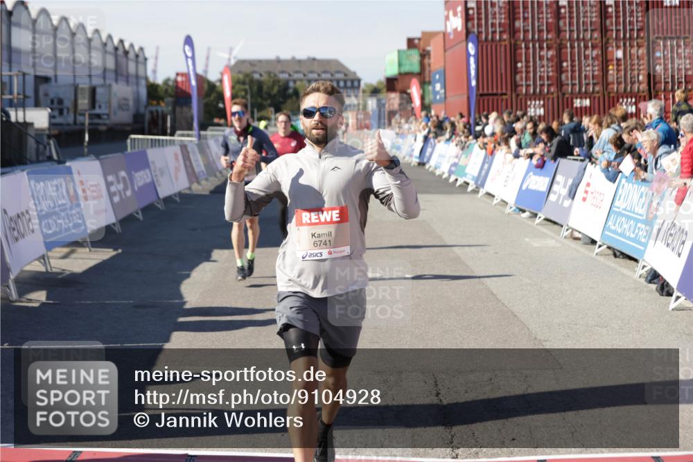 03.10.2025 - Köhlbrandbrückenlauf Jannik Wohlers http://msf.ph/oto/9104928 03.10.2025 12:58:26 Ziel 4083, 4099, 5706, 5775, 6152, 6617, 6717, 6732, 6741 meine-sportfotos.de