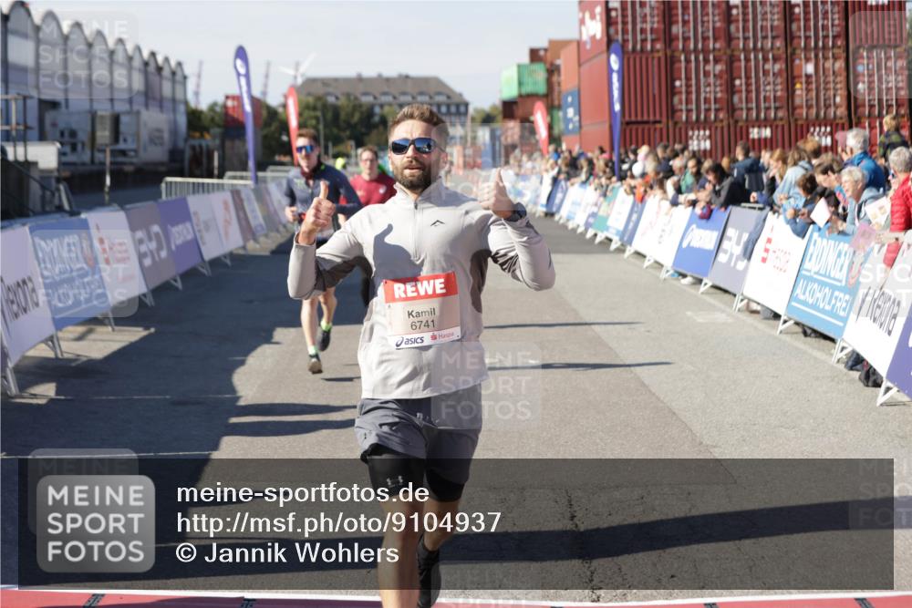 03.10.2025 - Köhlbrandbrückenlauf Jannik Wohlers http://msf.ph/oto/9104937 03.10.2025 12:58:26 Ziel 4083, 4099, 5706, 5775, 6152, 6617, 6717, 6732, 6741 meine-sportfotos.de