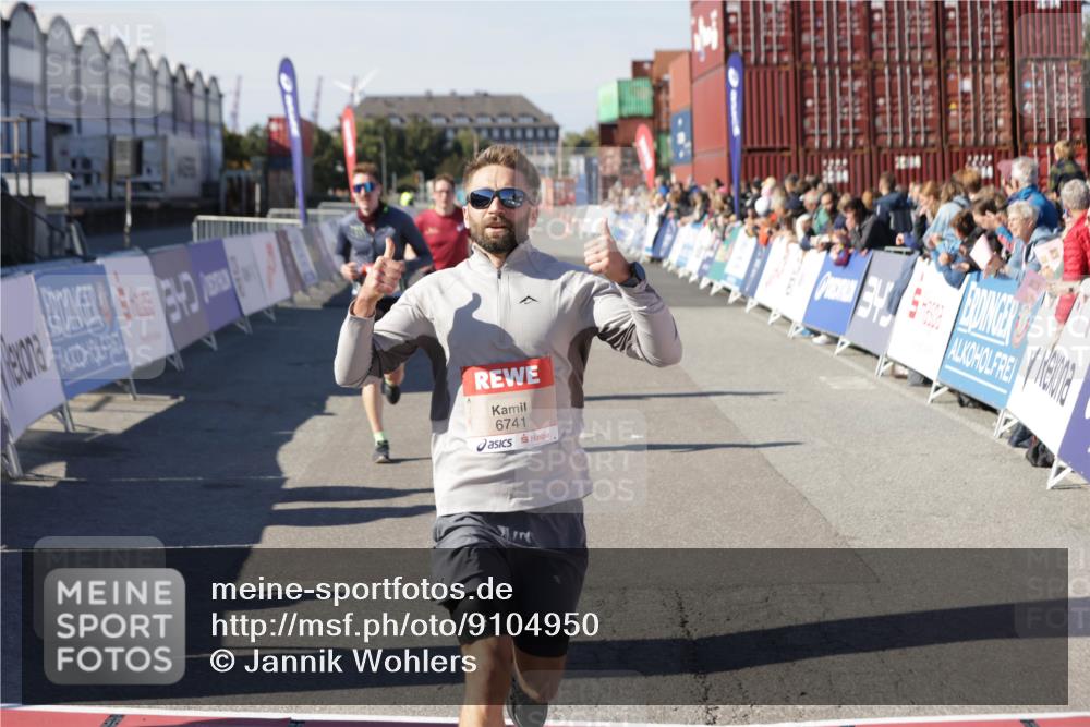 03.10.2025 - Köhlbrandbrückenlauf Jannik Wohlers http://msf.ph/oto/9104950 03.10.2025 12:58:26 Ziel 4083, 4099, 5706, 5775, 6152, 6617, 6717, 6732, 6741 meine-sportfotos.de