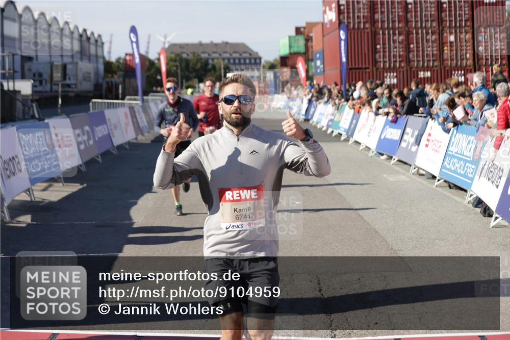03.10.2025 - Köhlbrandbrückenlauf Jannik Wohlers http://msf.ph/oto/9104959 03.10.2025 12:58:26 Ziel 4083, 4099, 5706, 5775, 6152, 6617, 6717, 6732, 6741 meine-sportfotos.de