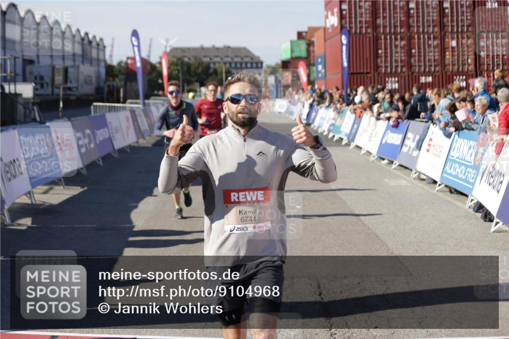 03.10.2025 - Köhlbrandbrückenlauf Jannik Wohlers http://msf.ph/oto/9104968 03.10.2025 12:58:26 Ziel 4083, 4099, 5706, 5775, 6152, 6617, 6717, 6732, 6741 meine-sportfotos.de
