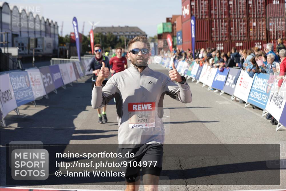 03.10.2025 - Köhlbrandbrückenlauf Jannik Wohlers http://msf.ph/oto/9104977 03.10.2025 12:58:26 Ziel 4083, 4099, 5706, 5775, 6152, 6617, 6717, 6732, 6741 meine-sportfotos.de