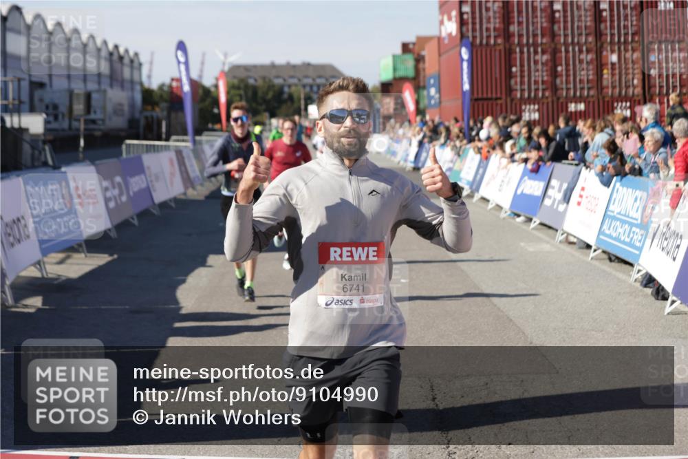 03.10.2025 - Köhlbrandbrückenlauf Jannik Wohlers http://msf.ph/oto/9104990 03.10.2025 12:58:26 Ziel 4083, 4099, 5706, 5775, 6152, 6617, 6717, 6732, 6741 meine-sportfotos.de
