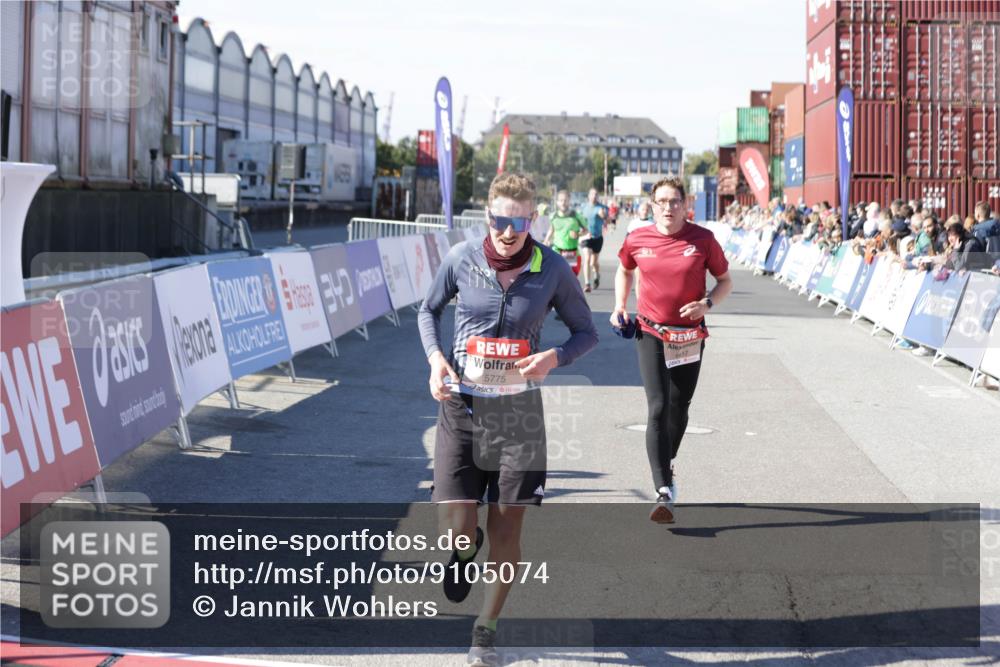 03.10.2025 - Köhlbrandbrückenlauf Jannik Wohlers http://msf.ph/oto/9105074 03.10.2025 12:58:28 Ziel 4083, 4084, 4099, 5706, 5775, 6617, 6732, 6741 meine-sportfotos.de