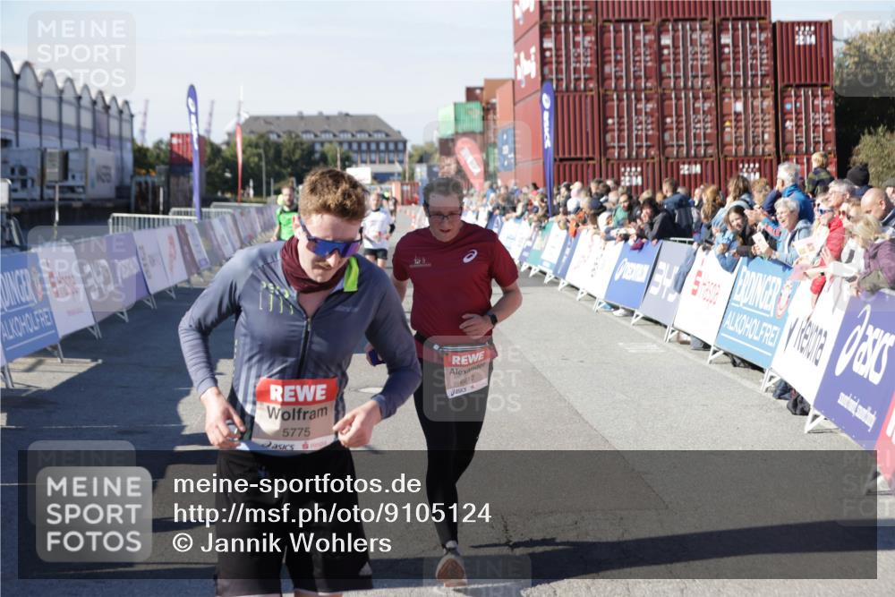 03.10.2025 - Köhlbrandbrückenlauf Jannik Wohlers http://msf.ph/oto/9105124 03.10.2025 12:58:28 Ziel 4083, 4084, 4099, 5706, 5775, 6617, 6732, 6741 meine-sportfotos.de