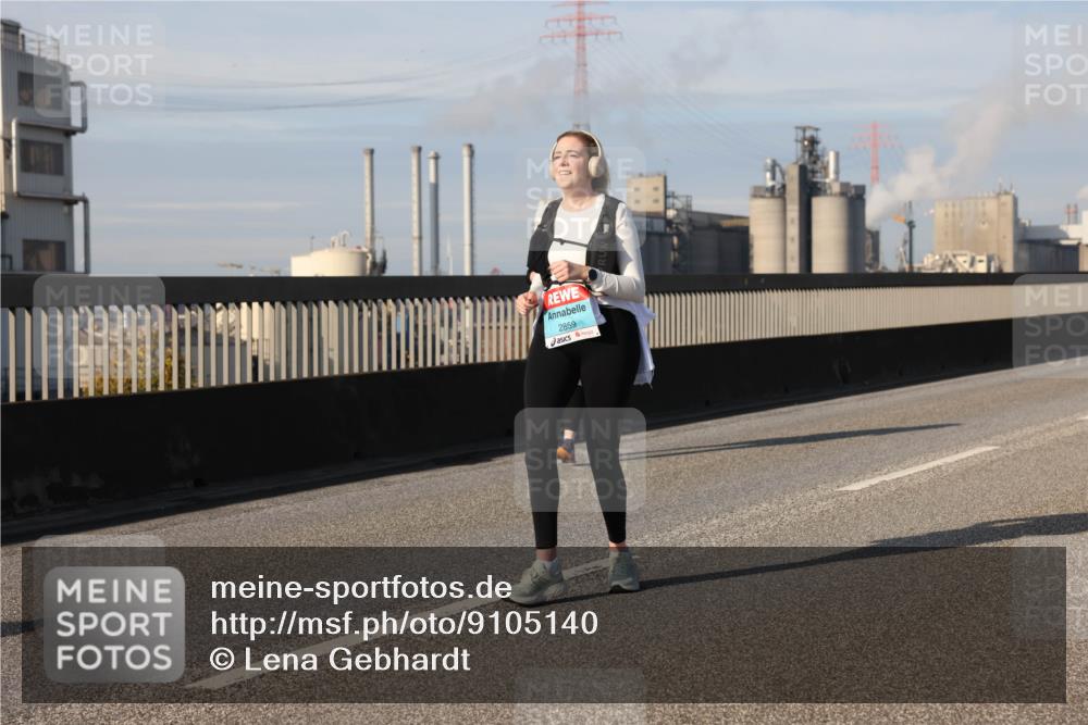 03.10.2025 - Köhlbrandbrückenlauf Lena Gebhardt http://msf.ph/oto/9105140 03.10.2025 10:12:44 Position 2 2859 meine-sportfotos.de