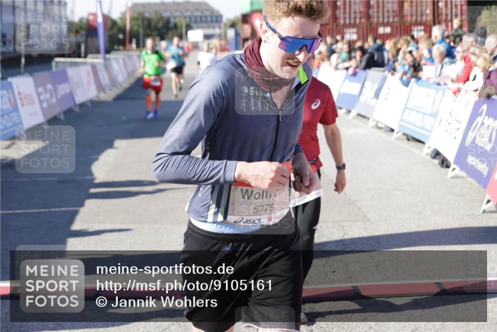 03.10.2025 - Köhlbrandbrückenlauf Jannik Wohlers http://msf.ph/oto/9105161 03.10.2025 12:58:29 Ziel 4083, 4084, 4241, 5706, 5775, 6617, 6732, 6741 meine-sportfotos.de