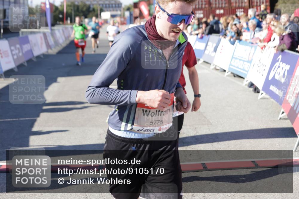 03.10.2025 - Köhlbrandbrückenlauf Jannik Wohlers http://msf.ph/oto/9105170 03.10.2025 12:58:29 Ziel 4083, 4084, 4241, 5706, 5775, 6617, 6732, 6741 meine-sportfotos.de