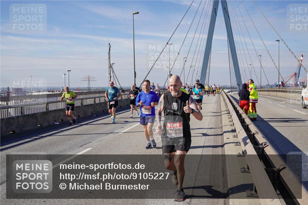 03.10.2025 - Köhlbrandbrückenlauf Michael Burmester http://msf.ph/oto/9105227 03.10.2025 12:49:05 Position 2 6449, 187, 5678 meine-sportfotos.de