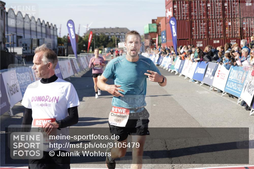 03.10.2025 - Köhlbrandbrückenlauf Jannik Wohlers http://msf.ph/oto/9105479 03.10.2025 12:58:36 Ziel 4084, 4148, 4241, 5706, 5775, 6617 meine-sportfotos.de