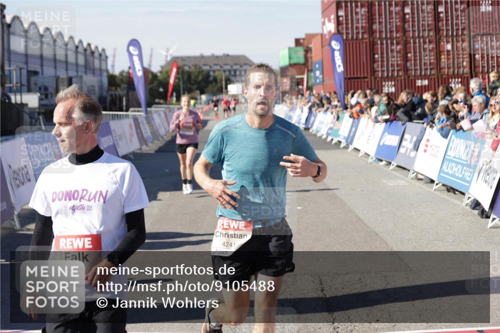 03.10.2025 - Köhlbrandbrückenlauf Jannik Wohlers http://msf.ph/oto/9105488 03.10.2025 12:58:36 Ziel 4084, 4148, 4241, 5706, 5775, 6617 meine-sportfotos.de