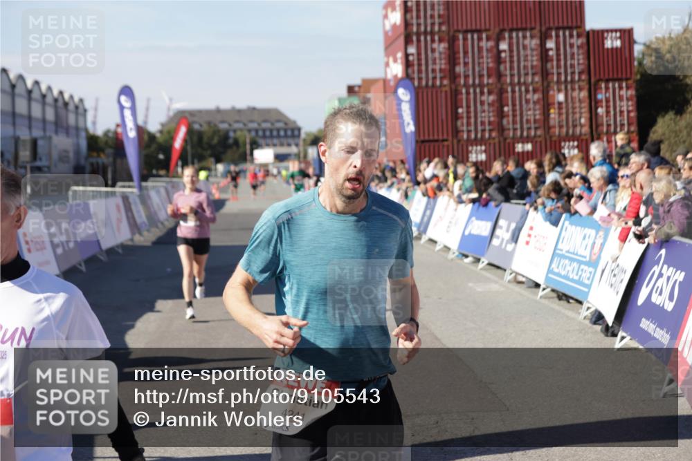 03.10.2025 - Köhlbrandbrückenlauf Jannik Wohlers http://msf.ph/oto/9105543 03.10.2025 12:58:36 Ziel 4084, 4148, 4241, 5706, 5775, 6617 meine-sportfotos.de
