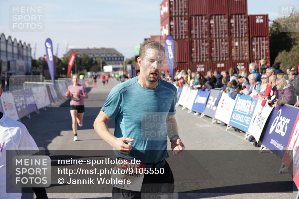 03.10.2025 - Köhlbrandbrückenlauf Jannik Wohlers http://msf.ph/oto/9105550 03.10.2025 12:58:36 Ziel 4084, 4148, 4241, 5706, 5775, 6617 meine-sportfotos.de