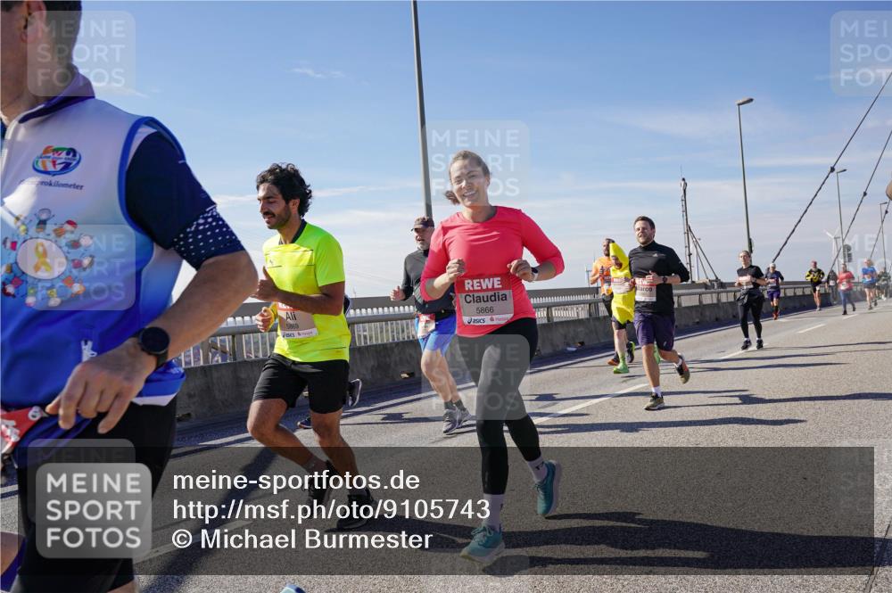 03.10.2025 - Köhlbrandbrückenlauf Michael Burmester http://msf.ph/oto/9105743 03.10.2025 12:49:28 Position 2 5869, 5866 meine-sportfotos.de