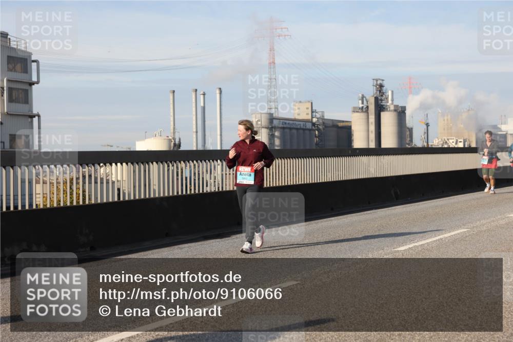03.10.2025 - Köhlbrandbrückenlauf Lena Gebhardt http://msf.ph/oto/9106066 03.10.2025 10:13:15 Position 2 1982 meine-sportfotos.de