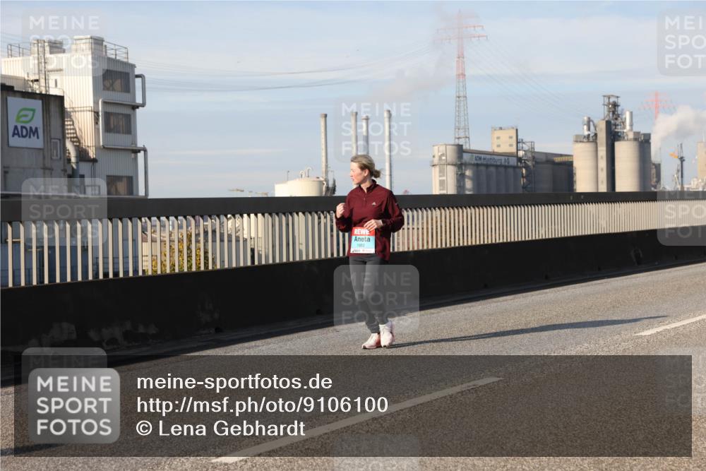 03.10.2025 - Köhlbrandbrückenlauf Lena Gebhardt http://msf.ph/oto/9106100 03.10.2025 10:13:15 Position 2 1982 meine-sportfotos.de