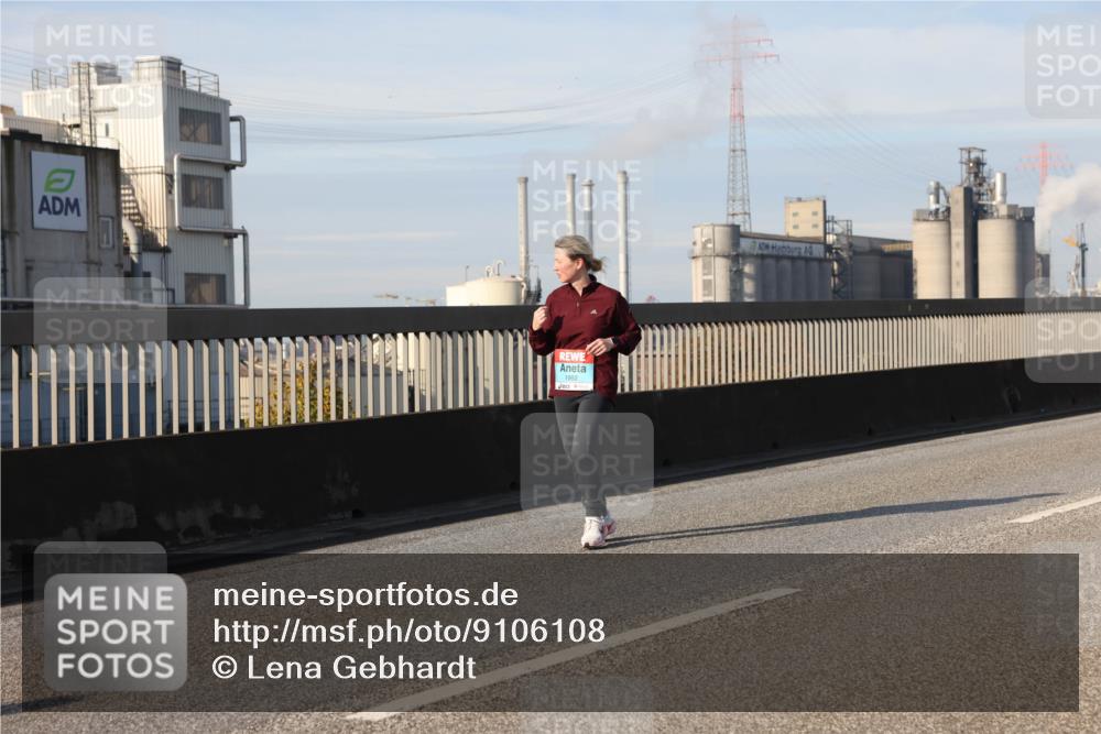 03.10.2025 - Köhlbrandbrückenlauf Lena Gebhardt http://msf.ph/oto/9106108 03.10.2025 10:13:15 Position 2 1982 meine-sportfotos.de