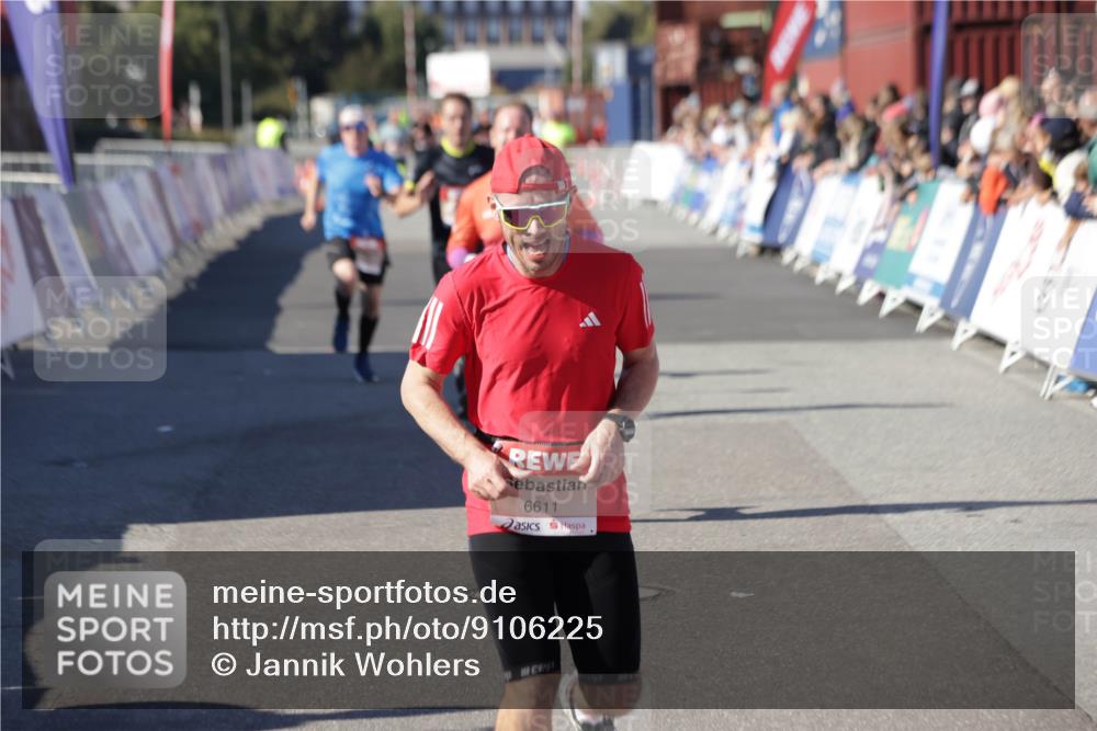 03.10.2025 - Köhlbrandbrückenlauf Jannik Wohlers http://msf.ph/oto/9106225 03.10.2025 12:58:54 Ziel 4126, 4368, 5824, 5955, 6167, 6611, 6674 meine-sportfotos.de