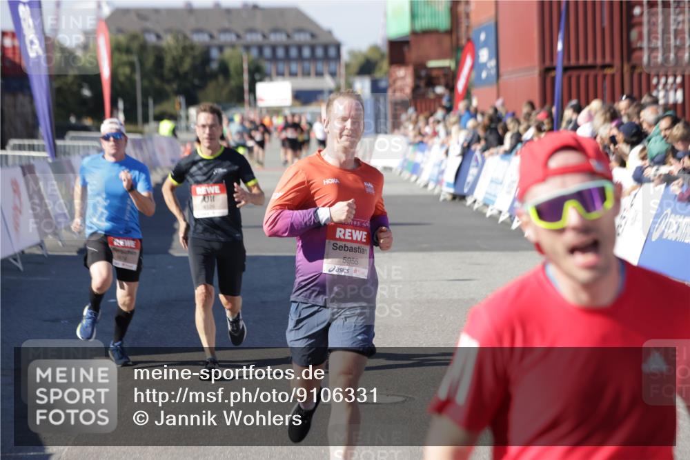 03.10.2025 - Köhlbrandbrückenlauf Jannik Wohlers http://msf.ph/oto/9106331 03.10.2025 12:58:56 Ziel 4126, 4368, 5955, 6611, 6674 meine-sportfotos.de