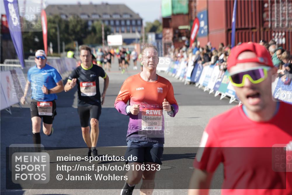 03.10.2025 - Köhlbrandbrückenlauf Jannik Wohlers http://msf.ph/oto/9106353 03.10.2025 12:58:56 Ziel 4126, 4368, 5955, 6611, 6674 meine-sportfotos.de