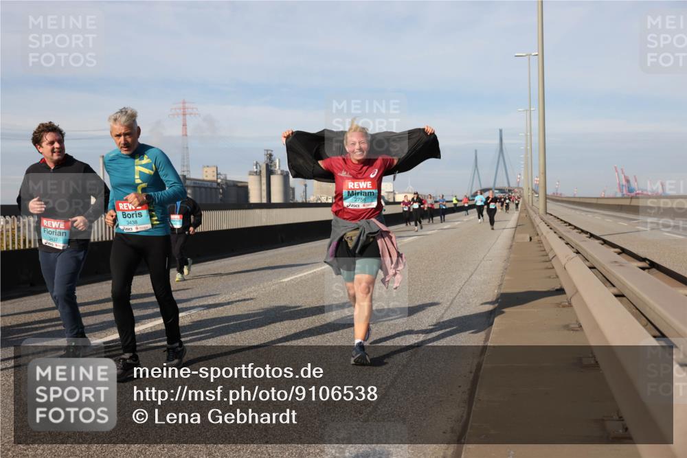 03.10.2025 - Köhlbrandbrückenlauf Lena Gebhardt http://msf.ph/oto/9106538 03.10.2025 10:13:25 Position 2 3437, 3438, 2756 meine-sportfotos.de