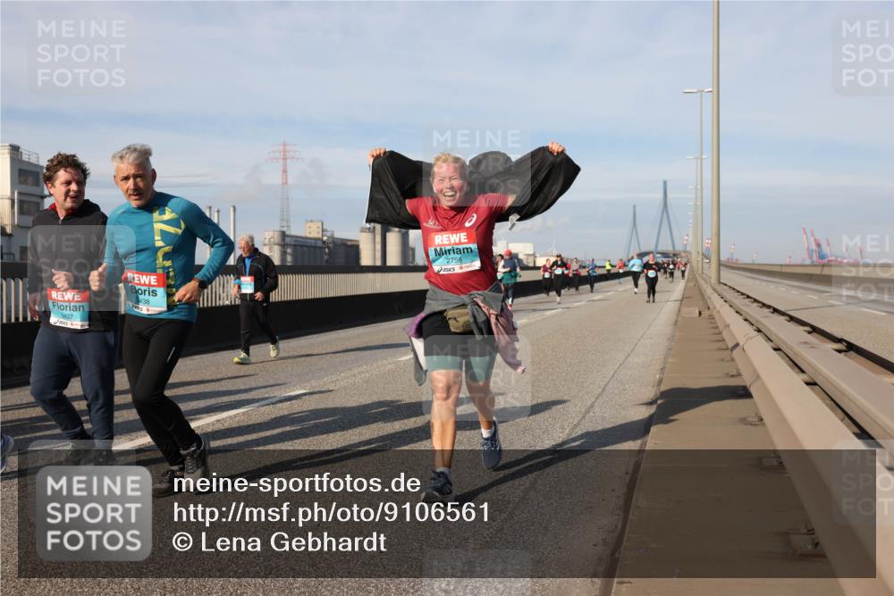 03.10.2025 - Köhlbrandbrückenlauf Lena Gebhardt http://msf.ph/oto/9106561 03.10.2025 10:13:25 Position 2 2, 3437, 3438, 2756 meine-sportfotos.de