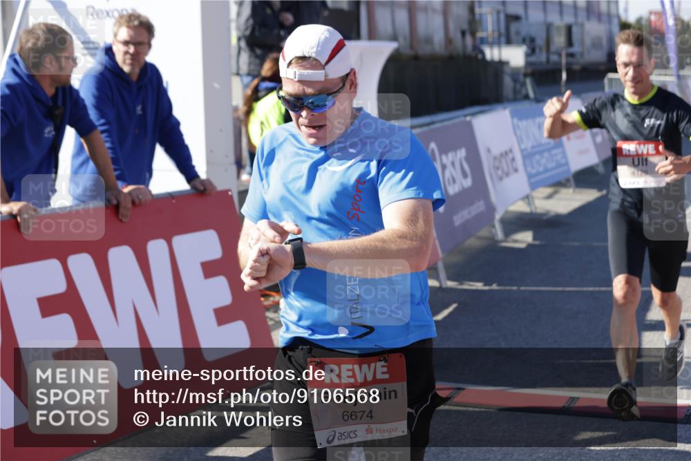 03.10.2025 - Köhlbrandbrückenlauf Jannik Wohlers http://msf.ph/oto/9106568 03.10.2025 12:58:58 Ziel 4126, 4368, 5955, 6611, 6674 meine-sportfotos.de