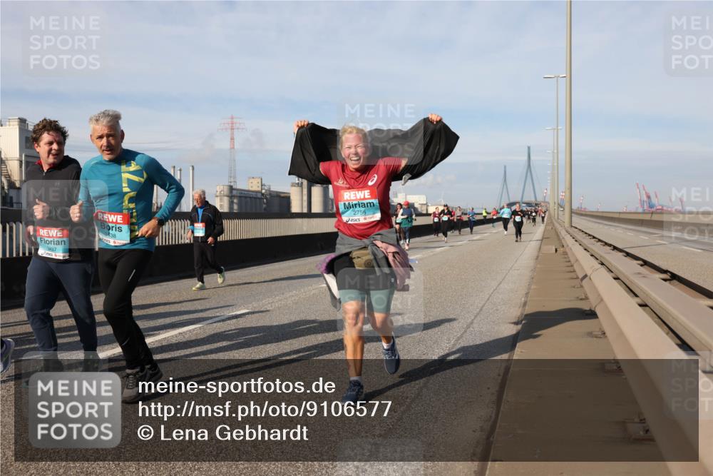 03.10.2025 - Köhlbrandbrückenlauf Lena Gebhardt http://msf.ph/oto/9106577 03.10.2025 10:13:25 Position 2 3437, 3438, 2756 meine-sportfotos.de