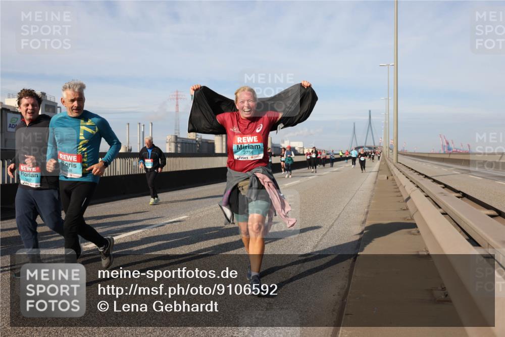 03.10.2025 - Köhlbrandbrückenlauf Lena Gebhardt http://msf.ph/oto/9106592 03.10.2025 10:13:25 Position 2 38, 3437, 2756 meine-sportfotos.de