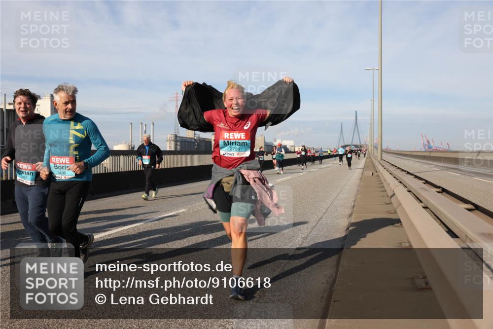 03.10.2025 - Köhlbrandbrückenlauf Lena Gebhardt http://msf.ph/oto/9106618 03.10.2025 10:13:25 Position 2 3437, 3438, 2756 meine-sportfotos.de