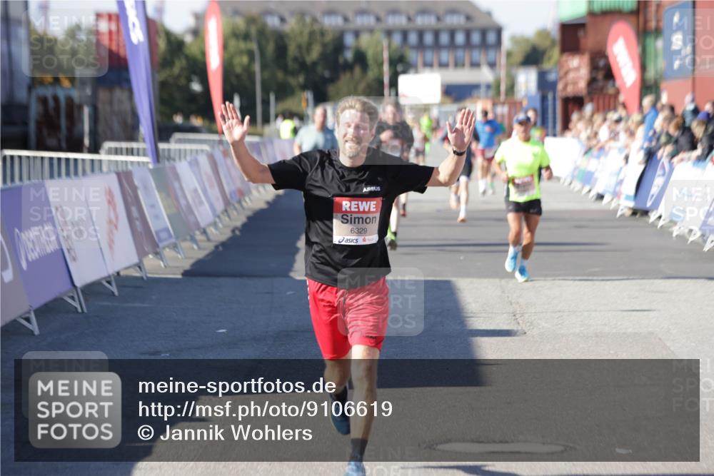 03.10.2025 - Köhlbrandbrückenlauf Jannik Wohlers http://msf.ph/oto/9106619 03.10.2025 12:59:05 Ziel 4126, 4164, 5955, 5967, 6329, 6674 meine-sportfotos.de