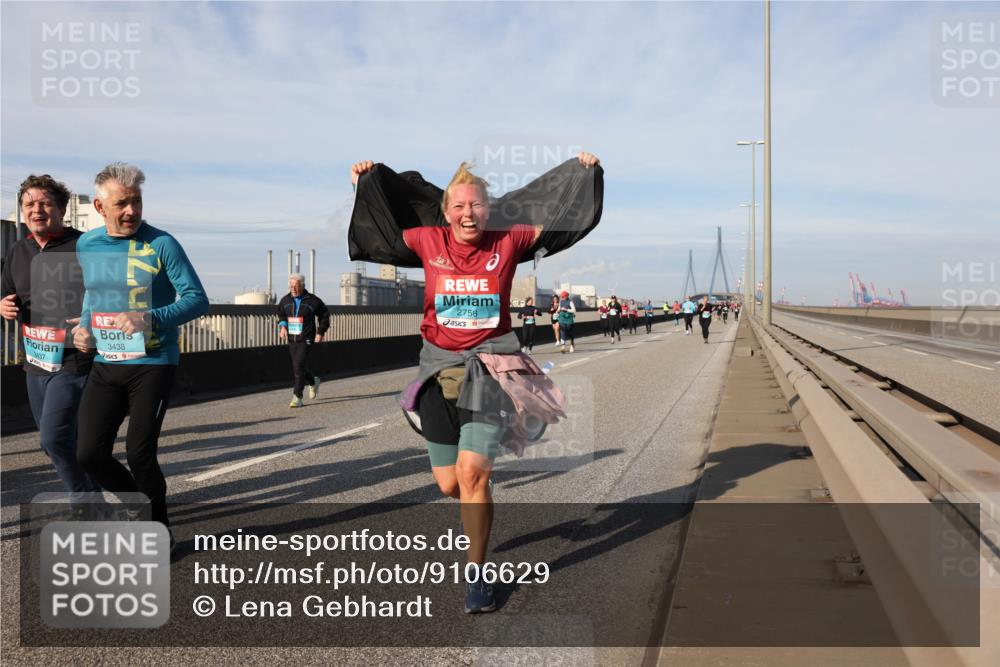 03.10.2025 - Köhlbrandbrückenlauf Lena Gebhardt http://msf.ph/oto/9106629 03.10.2025 10:13:25 Position 2 437, 3438, 2756 meine-sportfotos.de