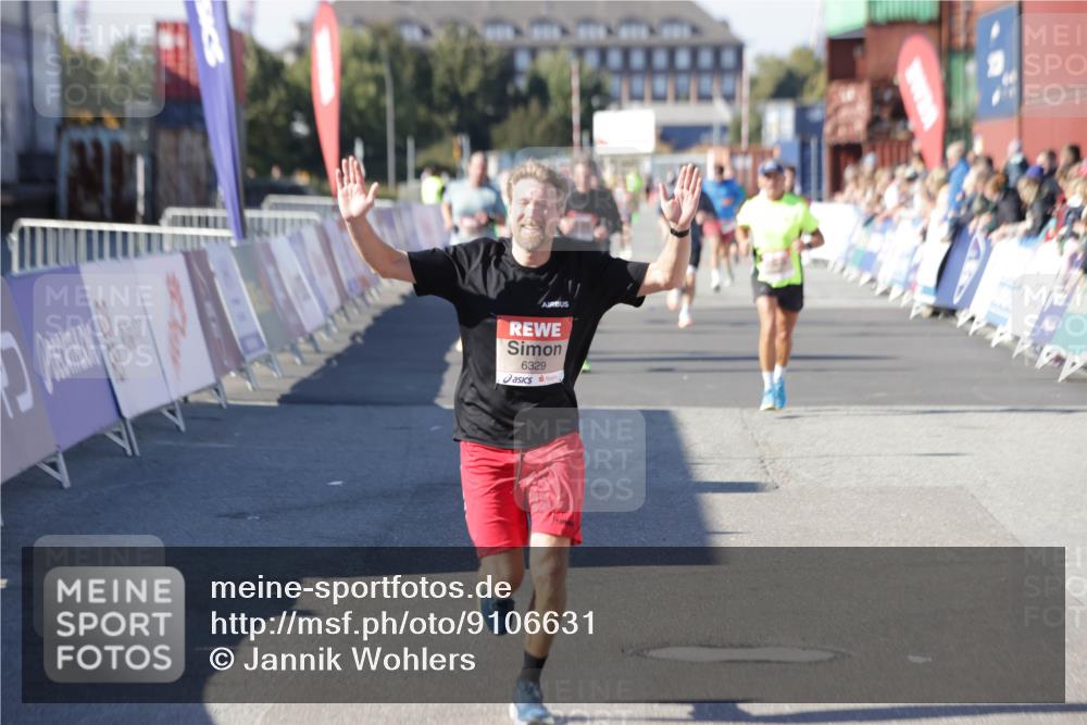 03.10.2025 - Köhlbrandbrückenlauf Jannik Wohlers http://msf.ph/oto/9106631 03.10.2025 12:59:05 Ziel 4126, 4164, 5955, 5967, 6329, 6674 meine-sportfotos.de