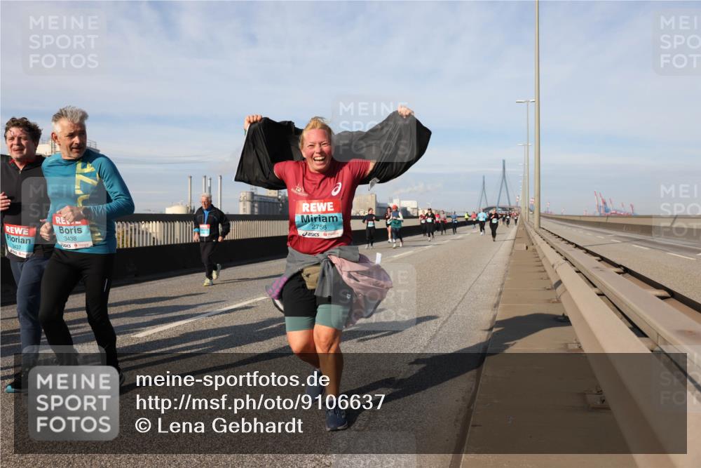 03.10.2025 - Köhlbrandbrückenlauf Lena Gebhardt http://msf.ph/oto/9106637 03.10.2025 10:13:25 Position 2 3437, 3438, 2756 meine-sportfotos.de