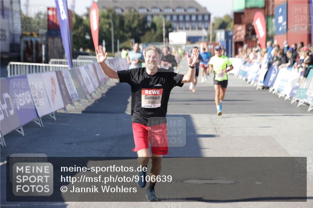 03.10.2025 - Köhlbrandbrückenlauf Jannik Wohlers http://msf.ph/oto/9106639 03.10.2025 12:59:05 Ziel 4126, 4164, 5955, 5967, 6329, 6674 meine-sportfotos.de