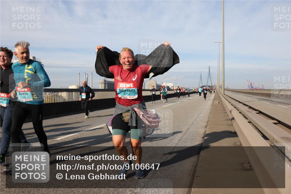03.10.2025 - Köhlbrandbrückenlauf Lena Gebhardt http://msf.ph/oto/9106647 03.10.2025 10:13:25 Position 2 3437, 3438, 2756 meine-sportfotos.de