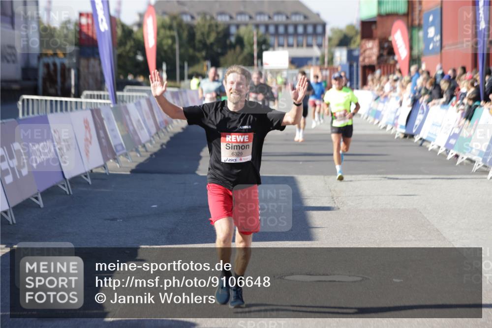 03.10.2025 - Köhlbrandbrückenlauf Jannik Wohlers http://msf.ph/oto/9106648 03.10.2025 12:59:05 Ziel 4126, 4164, 5955, 5967, 6329, 6674 meine-sportfotos.de
