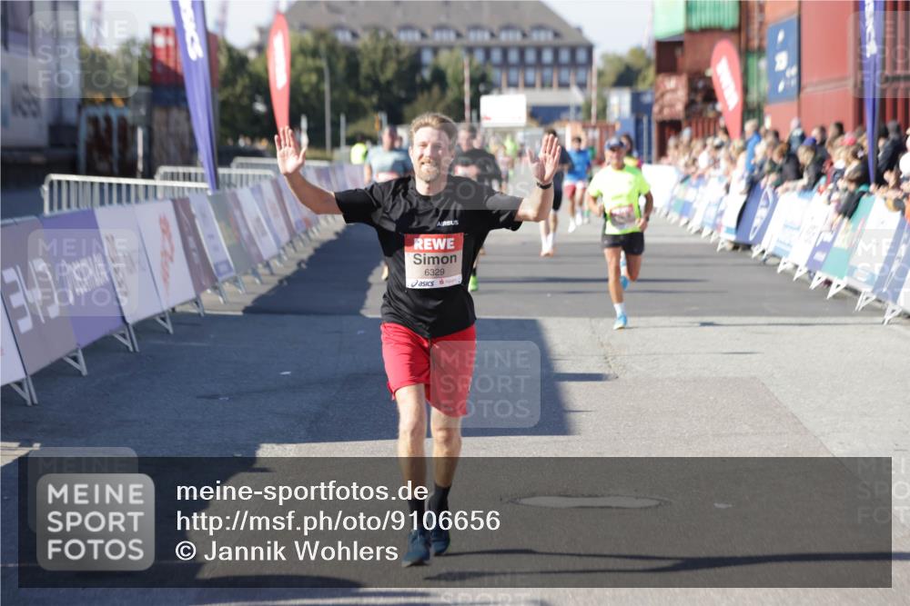 03.10.2025 - Köhlbrandbrückenlauf Jannik Wohlers http://msf.ph/oto/9106656 03.10.2025 12:59:05 Ziel 4126, 4164, 5955, 5967, 6329, 6674 meine-sportfotos.de