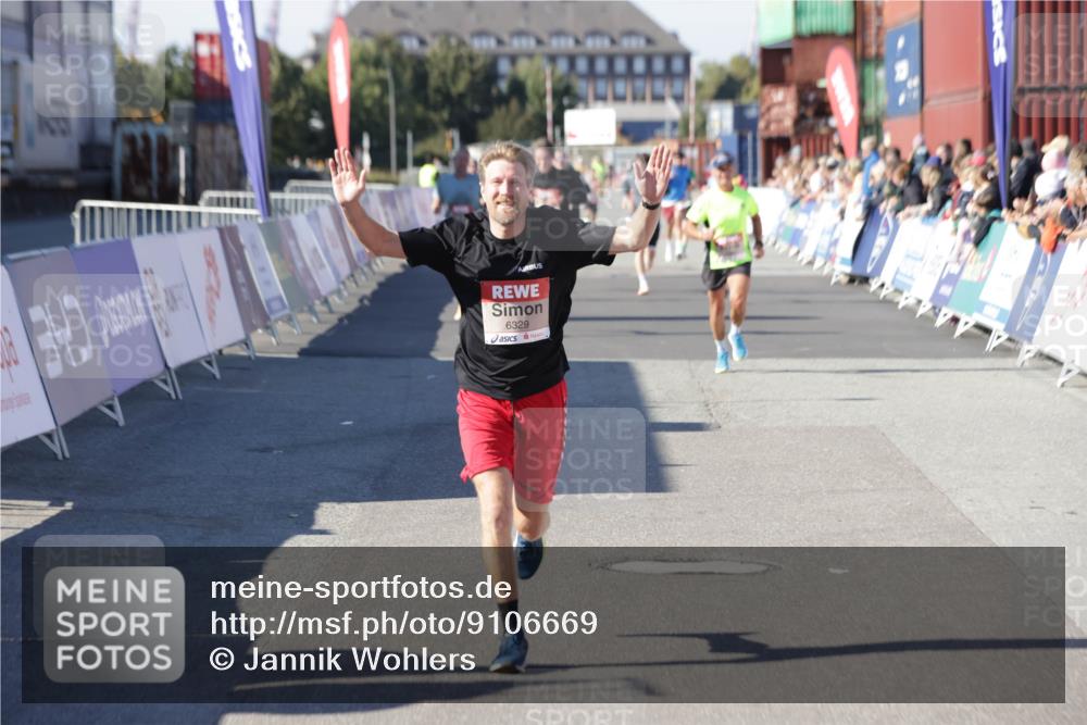 03.10.2025 - Köhlbrandbrückenlauf Jannik Wohlers http://msf.ph/oto/9106669 03.10.2025 12:59:05 Ziel 4126, 4164, 5955, 5967, 6329, 6674 meine-sportfotos.de